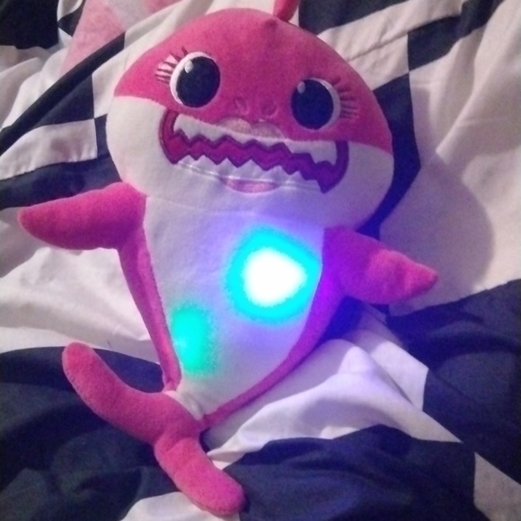 Mommy shark stuffy - Picture 5 of 5